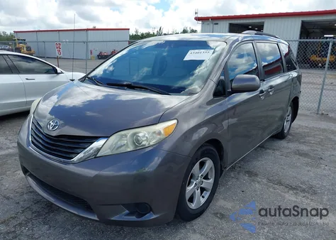2013 Toyota Sienna Le V6 8 Passenger z USA, uszkodzony, nr VIN 5TDKK3DC3DS340609